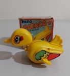 Brinquedo Pataca - O Patinho Bicador da Estrela, está na caixa, funcionamento perfeito a corda. Exemplar apresenta bom estado de conservação, caixa com alguns desgastes, mas não faltam pedaços.