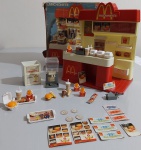 Estrela - Miniatura Lanchonete Mc Donalds, anos 80 está na caixa com muitos acessórios, ou talvez até todos. Brinquedo em ótimo estado de conservação, dificil de se encontrar nesse estado. Caixa tem alguns amassados. Item que não pode faltar em umas coleção de brinquedos.