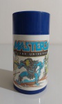 Garrafa térmica Aladin, Fabricação Brasileira, Mattel 1983. Temática He-Man, MASTERS OF THE UNIVERSE, personagens Esqueleto, Castelo de Greyscow e outros personagens MASTERS OF THE UNIVERSE - Mede aproximadamente 20 cm. de altura. Apresenta bom estado de conservação.