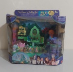 Polly Pocket - Play Set O Mágico de Oz, está na caixa completo e com as peças aimda lacradas. Brinquedo grande com aproximadamente 25x30 cm.