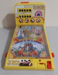 Jogo de pinball eletrônico Beatles Yellow Submarine, está em bom estado de conservação. Mede aproximadamente 25x15.