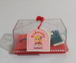 Glasslite - Brinquedo Coleção Kit Kasinha da Melina, miniatura movida a corda em formato de aspirador, acomodado em caixinha de acrílico original. Apresenta bom estado de conservação.