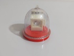Glasslite - Brinquedo Coleção Kit Kasinha, miniatura movida a corda em formato de máquina de lavar roupas, acomodado em caixinha de acrílico original. Apresenta bom estado de conservação.