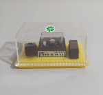 Glasslite - Brinquedo Coleção Kit Kasinha, miniatura movida a corda em formato de toca discos, acomodado em caixinha de acrílico original. Apresenta bom estado de conservação.