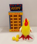 Promocional - Rara Galinha da fabricante Rosita na cor Branca e vermelha, brinquedo em ótimo estado de conservação na caixa também em ótimo estado.
