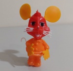 Topo Gigio confeccionado em plástico soprado, aproximadamente 10 cm de altura.