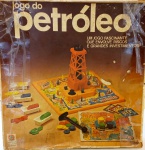 Raro jogo do petróleo. Lançado pela estrela em 1977, se tornou um dos mais raros e cobiçados jogos, por conta de seu lançamento ter acontecido em meio a crise do petróleo. Inclusive sua propaganda dizia: ECONOMIZE GASOLINA, COMPRE O JOGO DO PETRÓLEO.  Aqui temos um exemplar em bom estado de conservação, porém faltam algumas peças. Caixa tem avarias