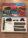 Trem alemão Marklin na caixa original com locomotiva mais dois vagões, nesse conjunto falta o transformador. Tudo está em ótimo estado de conservação.