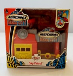 Matchbox HERO CITY SKY PATROL com helicóptero de caminhão de bombeiros. Em bom estado, na caixa.