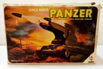 Tanque Panzer da Mimo, está completo em muito bom estado e acompanha caixa com alguma avaria. Não foi testado, porém a mecanica desses brinquedos são muito simples.