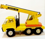 Brinquedo Caminhão guindaste Coloso Gozan 424. Medindo aproximadamente 37x40x15. Em bom estado de conservação. Item altamente colecionavel.