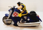 Boneco Wolverine Com Moto - Hasbro 2008. Medindo 21 cm.
