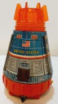 SH Toys (Horikawa Japão) "Super Apollo Space Capsule"- inclui 2 portas de abertura com mola, piloto do astronauta com uma tela de televisão, base de plástico vermelho com lanterna de plástico transparente no topo, não testado, mas com compartimento de bateria limpo na parte inferior -24cm de altura.