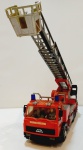 Caminhão de bombeiros anos 80/90 com aproximadamente 35 cm de comprimento, está em bom estado de conservação, mas não foi testado com baterias.