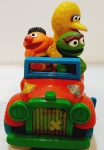 Carro de brinquedo antigo da Vila Sésamo - Jim Henson. A corda funcionando em bom estado. Medindo 18 cm.