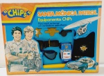 Chips - Raro Set chamado Santa Mônica Patrol, equipamentos Chips da Série de Tv dos anos 80.CHiPs é uma série de TV dos Estado Unidos, que foi exibida em 6 temporadas, de 1977 a 1983. É baseada nas aventuras de dois patrulheiros rodoviários em motocicletas na Califórnia. A sigla CHiP significa California Highway Patrol, ou Polícia Rodoviária da Califórnia. Esse exemplar está completo na caixa original, todo em bom estado de conservação.