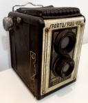 Antiga maquina fotográfica "SPARTUS FULL VUE" fabricada pela "Spartus Camera Corp. (Chicago, EUA) - fabricando entre 1948 e 1960 - medindo cerca de 11 cm de altura por 7,5 de largura e 9,5 de comprimento