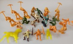 Lote com 19 bonecos Guliver mais cavalo e cavaleiro.