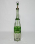 BACCARAT - Licoreira em cristal francês, double verde, bojo com lapidação facetada, gargalo decorad