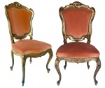 Par de cadeiras em madeira, patinadas a ouro. Estofamento no tom rouge de fer. Med.: 98 X 50 X 50 cm