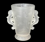RENÉ LALIQUE - Vaso floreira  com motivos marinhos em cristal francês, alça lapidada representando c