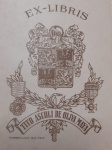 Biblioteca PREFEITO DO DISTRITO FERERAL (Rio de Janeiro) 1947 -1951. MARECHAL ANGELO MENDES DE MORAES ( 1896 - 1990)  e   coleção de ALBERTO LIMA  (1898 - 1971) RARO 1 EX - LIBRIS , pertence a uma das maiores e mais importantes coleções de EX- LIBRIS do Brasil, foi usado  na 1 Exposição Municipal de Ex - Libris do Distrito Federal ( Rio de Janeiro)  em 1949. pertenceu a coleção pessoal do grande ALBERTO LIMA, e foi  reunida, catalogada  e presenteada especialmente ao Prefeito do Então Distrito Federal,  OPORTUNIDADE ÚNICA de ter parte dessa coleção histórica.