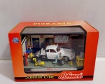 Schuco - Diorama Junior Line escala 1:43 com Porsche 356 Coupé e técnicos trocando pneusem uma garagem, caixa de acrílico impecável, acompanha caixa de papelão original. Item de coleção, tirado da caixa somente para conferencia e fotos.