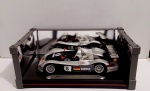 Miniatura de metal em escala 1/18 - Audi R8R Le Mans 1999, exemplar impecável, carro pesado fundido em metal, escala grande com aproximadamente 27 cm. de comprimento, está na caixa original e ainda lacrado na base, retirado somente para fotos e conferencia. Item altamente colecionável, e dificil de se encontrar no mercado nacional de brinquedos antigos e colecionaveis.