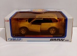 Miniatura BMW X5 Prata  em escala GRANDE 1:18, marca Welly, está na caixa original lacrada na base, item altamente colecionavel. Carro fundido em metal com 27 cm de comprimento aproximadamente.