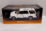 Miniatura Lincoln Navigator 1999/200/2001, modelo SUV branco, exemplar raro, em escala GRANDE 1:18, marca Autoart, está na caixa original lacrada na base, item altamente colecionavel. Carro fundido em metal com 27 cm de comprimento aproximadamente.