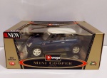 Miniatura de metal em escala 1/18 Mini Cooper 2000 Gold Collection -  exemplar impecável, carro pesado fundido em metal, escala grande com aproximadamente 27 cm. de comprimento, está na caixa original e ainda lacrado na base, retirado somente para fotos e conferencia. Item altamente colecionável, e dificil de se encontrar no mercado nacional de brinquedos antigos e colecionaveis.