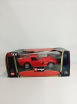 Ferrari 250 GTO 1962 - Miniatura de metal em escala 1/24, exemplar impecável fundido em metal, está na caixa original e ainda lacrado na base, retirado somente para fotos e conferencia. Item altamente colecionável, e dificil de se encontrar no mercado nacional de brinquedos antigos e colecionaveis.