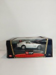 Ferrari 275 - Miniatura de metal em escala 1/24, exemplar impecável fundido em metal, está na caixa original e ainda lacrado na base, retirado somente para fotos e conferencia. Item altamente colecionável, e dificil de se encontrar no mercado nacional de brinquedos antigos e colecionaveis.