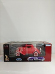 Window Coupe 1932 Ford -Miniatura de metal em escala 1/18, exemplar impecável, carro pesado fundido em metal, escala grande com aproximadamente 27 cm. de comprimento, está na caixa original e ainda lacrado na base, retirado somente para fotos e conferencia. Item altamente colecionável, e dificil de se encontrar no mercado nacional de brinquedos antigos e colecionaveis.