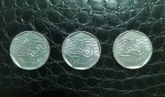 BRASIL - 3 MOEDAS - 25 CENTAVOS DE REAL - MBC, comemorativa ao cinquentenário da agência das Nações Unidas Food and Agriculture Organization, 1945/1995, composição: aço inoxidável (liga de ferro e cromo), peso 4.78 g - diâm. 2.35 cm // Anverso: Polígono heptágono contendo: Cena do Cultivo de vegetais, e as legendas `BRASIL`, `FAO - 1945/1995` e `ALIMENTOS PARA TODOS` // Reverso: Polígono heptágono contendo: Ao centro o valor facial numérico, sobre linhas sinuosas de fundo, no exergo à inscrição `Centavos`.