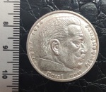 ALEMANHA MOEDA 5 REICHSMARK - 1939 LETRA B- PRATA 0900- PAUL VON HINDEMBURG - SOBERBA - PERIODO TERCEIRO REICH. O item não Promove ou glorifica a violência da intolerância racial ou religiosa. Está à venda apenas para fins de preservação da memória histórica. A Casa de Leilões não faz apologia a quaisquer movimentos políticos ou ideológicos, bem como repudia qualquer ideologia de cunho racista.