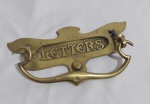 LINDO ESPELHO DE CAIXA DE CORREIOS ANTIGA ESCRITO `LETTERS` COM BATEDOR FEITO EM METAL DOURADO, PESANDO 452 GRAMAS, MEDINDO 23CM X 11CM