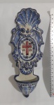 Lindo recipiente para agua benta feito em Faiança artesanal nas cores tradicionais de azul com a cruz em vermelho, de origem portuguesa, fabricado pela Faiança Battistini de Maria de Portugal, o objeto mede 21cm x 8,5cm e pesa 152,68gr.