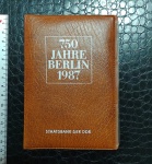 ALEMANHA ORIENTAL - LINDO ALBUM / ESTOJO COM 4 MOEDAS E UMA MEDALHA ALUSIVO AOS 750 ANOS DE BERLIN 1987 - SÃO 4 MOEDAS DE 5 MARKS DDR PRODUZIDAS EM COBRE NIQUEL E ZINCO