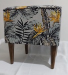 LINDO PUFF ESTRUTURA EM MADEIRA ESTOFADO EM TECIDO ESTAMPADO IMPERMEÁVEL NAS CORES CINZA, PRETO E OCRE, COM FOLHAS TROPICAIS MEDINDO 40CMX40CM COM 43CM DE ALTURA, PÉS EM MADEIRA - PRODUTO SEM USO NA EMBALAGEM ORIGINAL