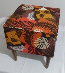 LINDO PUFF ESTRUTURA EM MADEIRA ESTOFADO EM TECIDO IMPERMEÁVEL ESTAMPADO COM FOLHAS TROPICAIS EM TONS TERROSOS MEDINDO 40CMX40CM COM 43CM DE ALTURA, PÉS EM MADEIRA - PRODUTO SEM USO NA EMBALAGEM ORIGINAL