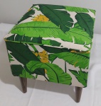 LINDO PUFF ESTRUTURA EM MADEIRA ESTOFADO EM TECIDO ESTAMPADO TROPICAL EM TONS DE VERDE 100% ALGODÃO MEDINDO 40CMX40CM COM 43CM DE ALTURA, PÉS EM MADEIRA - PRODUTO SEM USO NA EMBALAGEM ORIGINAL