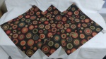 LOTE CONTENDO 3 CAPAS PARA ALMOFADAS EM TECIDO TIPO GOBELAIN ESTAMPADO COM CIRCULOS EM TONS TERROSOS, 100% POLIÉSTER FEITO NO TEAR INDUSTRIAL, POSSUI ZIPER INVISÍVEL, TAMANHO 45X45 APROXIMADAMENTE, NOVAS SEM USO
