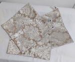 LOTE CONTENDO 3 CAPAS PARA ALMOFADAS EM TECIDO DO TIPO JACQUARD AVELUDADO ESTAMPADO COM ARABESCOS, NAS CORES BEGE E MARFIM , 100% POLIÉSTER, MARCA SENA DECORAÇÕES, POSSUI ZIPER INVISIVEL, TECIDO PESADO, TAMANHO 45X45 , PRODUTOS NOVOS SEM USO.