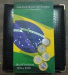 BRASIL - BELISSIMO ALBUM DE MOEDAS BRASILEIRAS - REAL CIRCULANTE DE 1994 A 2018 - CONTENDO A MOEDA DE 1 REAL DIREITOS HUMANOS E A MOEDA DA ENTREGA DA BANDEIRA, POSSUI FALTAS, MAIORIA ESTÃO EM ESTADO FLOR DE CUNHO