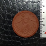 ALEMANHA - MEDALHA CONFECCIONADA EM PORCELANA MARROM - 1923 - MEISSEN - EXCELENTE ESTADO DE CONSERVAÇÃO