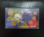 ALEMANHA - SET DE MOEDAS DE EURO EM ESTOJO ACRILICO - SÃO 8 MOEDAS DE EURO DATADAS DE 2002 A 2010 - ACOMPANHA MEDALHA COMEMORATIVA COM 40MM DE DIAMETRO - TODAS AS MOEDAS FLOR DE CUNHO - ESTOJO CONTEM DESGASTES