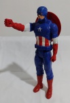 BRINQUEDO - BONECO DO CAPITÃO AMÉRICA ORIGINAL HASBRO ARTICULADO COM ESCUDO, BRAÇO ESQUERDO NÃO FICA LEVANTADO, CONTEM DESGASTES NO BRAÇO ESQUERDO