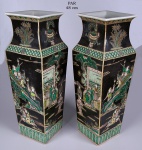 Par de vasos em porcelana chinesa policromada com decoração dita "Família Verde". 48cm. Marc
