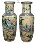 Par de vasos bojudos em porcelana chinesa policromada, representando "Guerreiros em Combate"